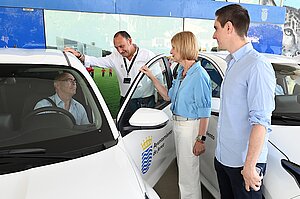 La alcaldesa supervisa los nuevos vehículos de la flota del Ayuntamiento