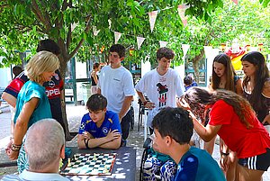 Carmen Pina visita a los voluntarios del centro Marianistas de Zaragoza
