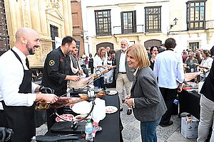 La alcaldesa asiste al IV encuentro de cortadores de jamón solidarios