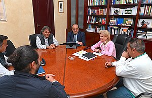 La alcaldesa se reúne con la familia Carpio para el homenaje al 'Mijita'