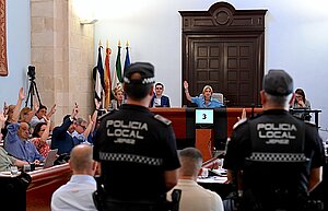 El Pleno felicita a dos subinspectores, un mando y varios agentes de la Policía Local