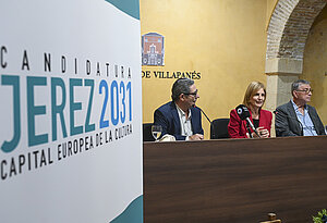 La alcaldesa asiste a la presentación del poemario 120 fandangos y un poema