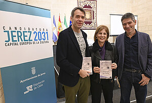 Alcaldesa asiste libro del periodista Rubén Amón