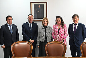 La alcaldesa con los representantes de las entidad financiera