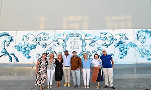 Fotografía de familia de la inauguración del mural
