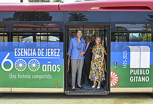 La alcaldesa presenta los autobuses dedicados al Pueblo Gitano