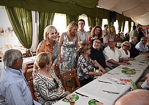 Alcaldesa asiste inauguración Caseta de los Mayores