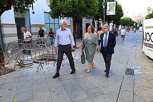 Agustín Muñoz, Antonio Real y Belén de la Cuadra visitan las obras de los toldos de la calle Larga