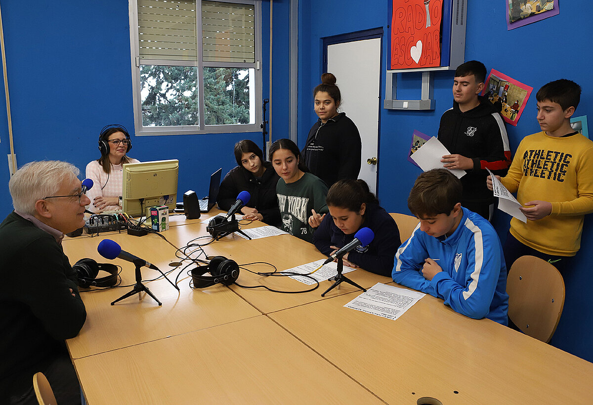 El delegado de Educación participa en el programa de radio de la