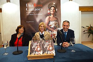 La alcaldesa asiste a la presentación del libro de Fran Pereira sobre Ana María La Jerezana