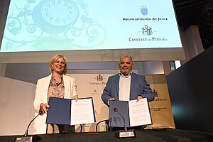 Alcaldesa firma convenio restauración reloj Gallo Azul