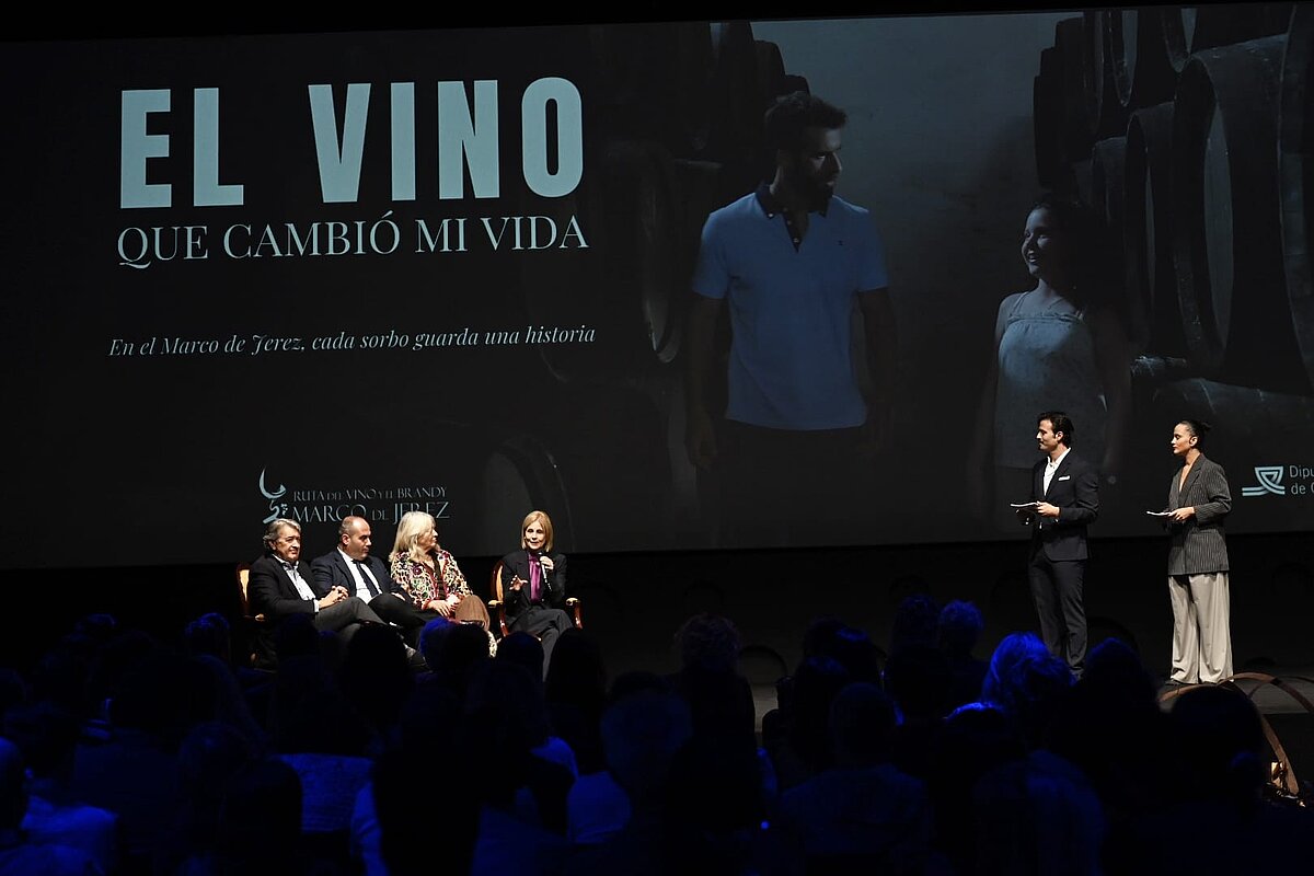 La alcaldesa felicita a la Ruta del Vino y el Brandy por su impulso del enoturismo a través de un cortometraje