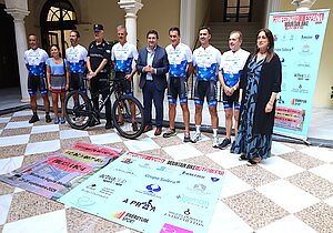 El teniente de alcaldesa junto a los deportistas