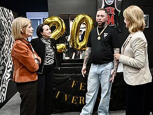 La alcaldesa felicita a Piki Tatoo por sus veinte años de profesionalidad