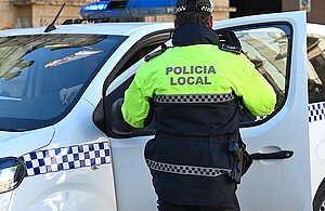 La Policía Local ha denunciado a un conductor por llevar pasajeros sin autorización