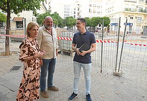 La alcaldesa visita las obras que se están haciendo en la plaza Antonio Pica