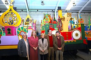 La alcaldesa ha visitado con los Reyes Magos sus carrozas