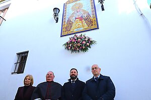 La alcaldesa asiste a la colocación del azulejo de La Coronación