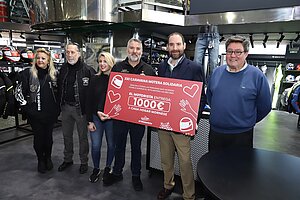 El delegado durante la entrega del cheque solidario