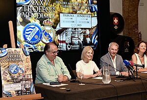 La alcaldesa asiste a la presentación del Trofeo de la Vendimia