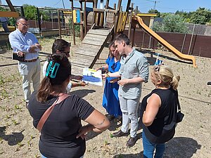 Archivo. Jaime Espinar visita el parque infantil de Las Pachecas