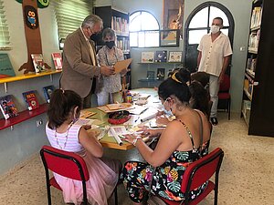 Francisco Camas en la biblioteca