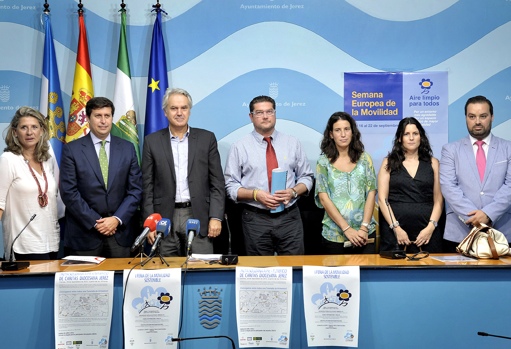 Agustín Muñoz, junto a los patrocinadores del evento