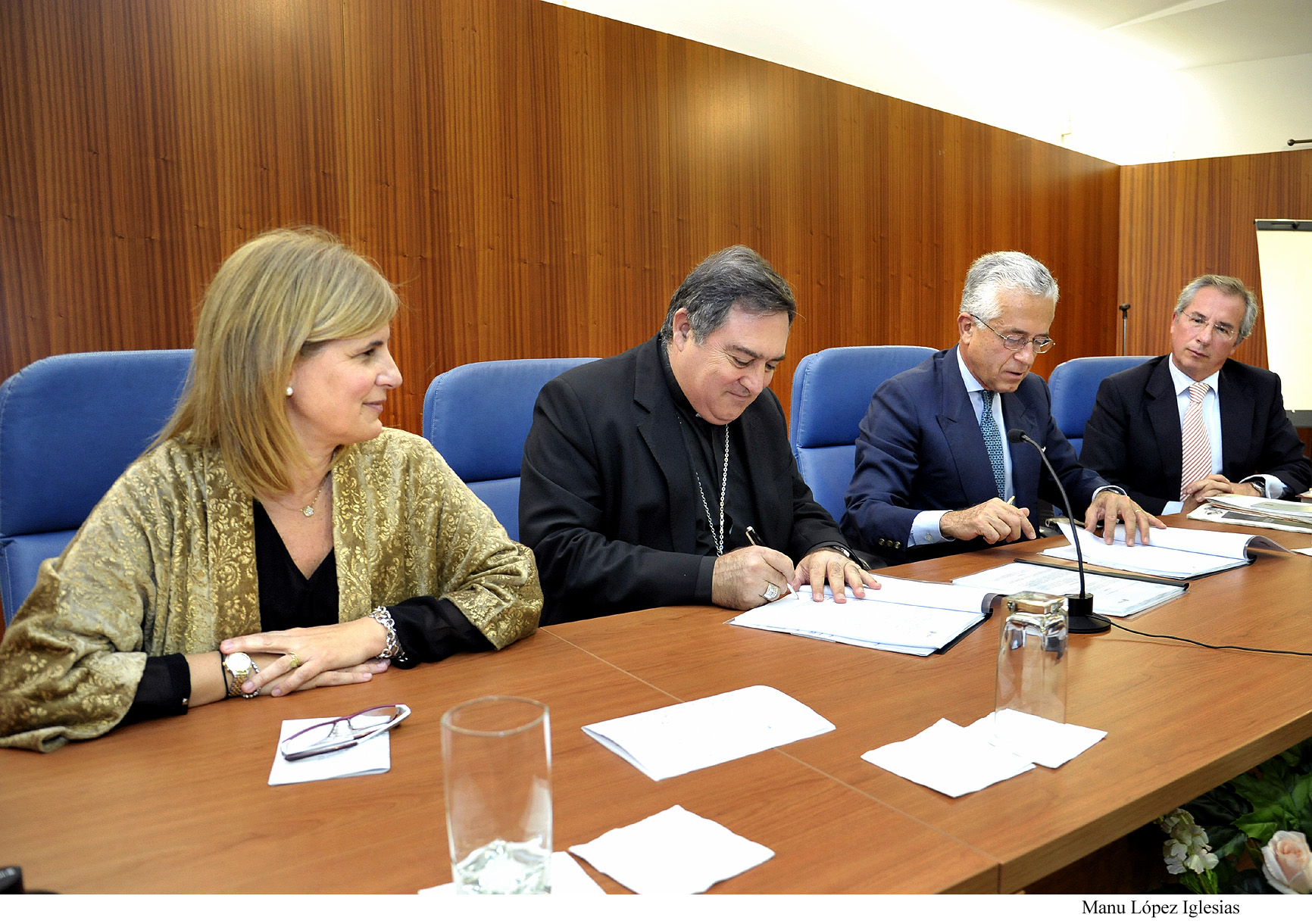 Un momento de la firma del contrato