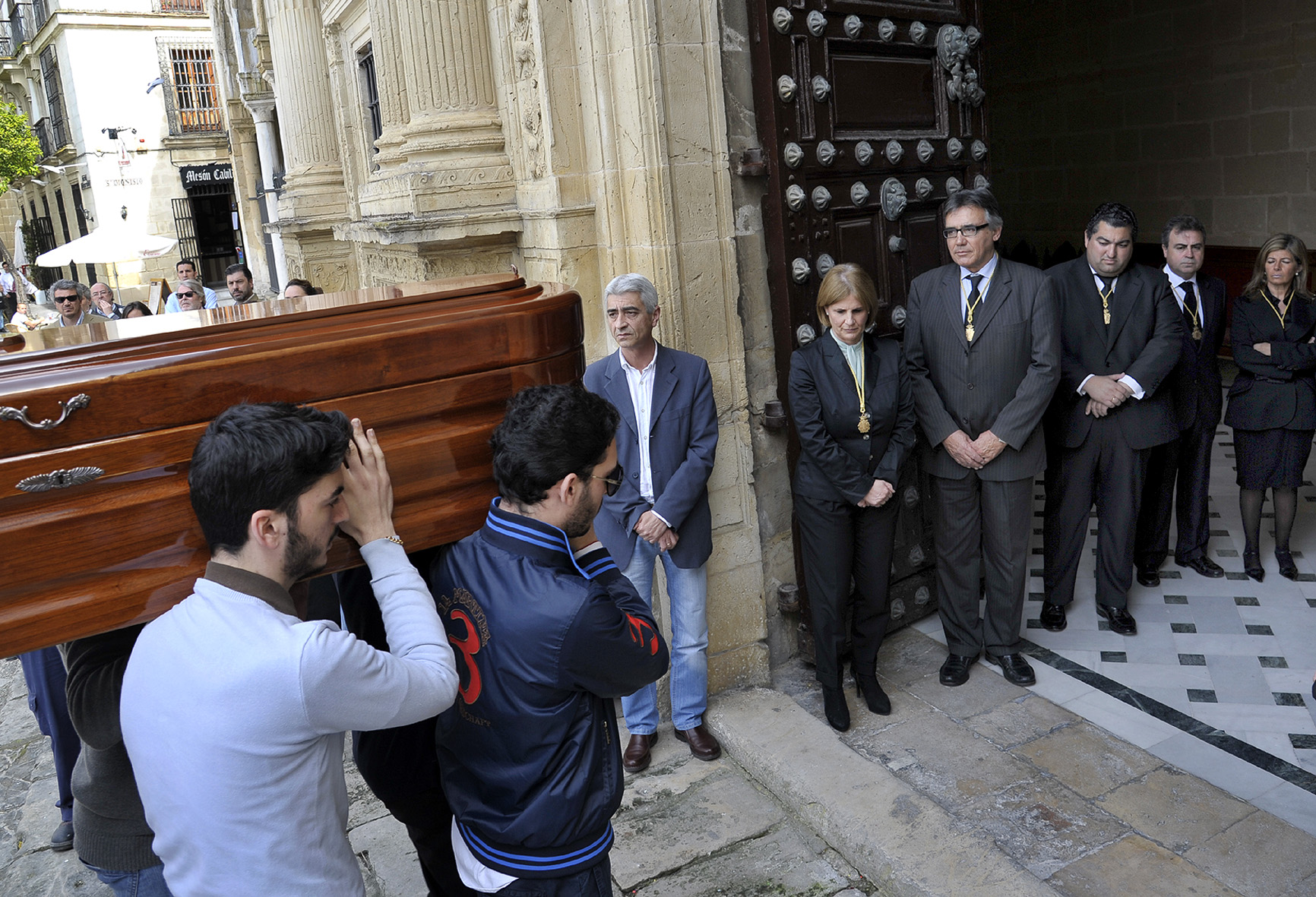 Miembros de la Corporación reciben el féretro de Antonio Gallardo