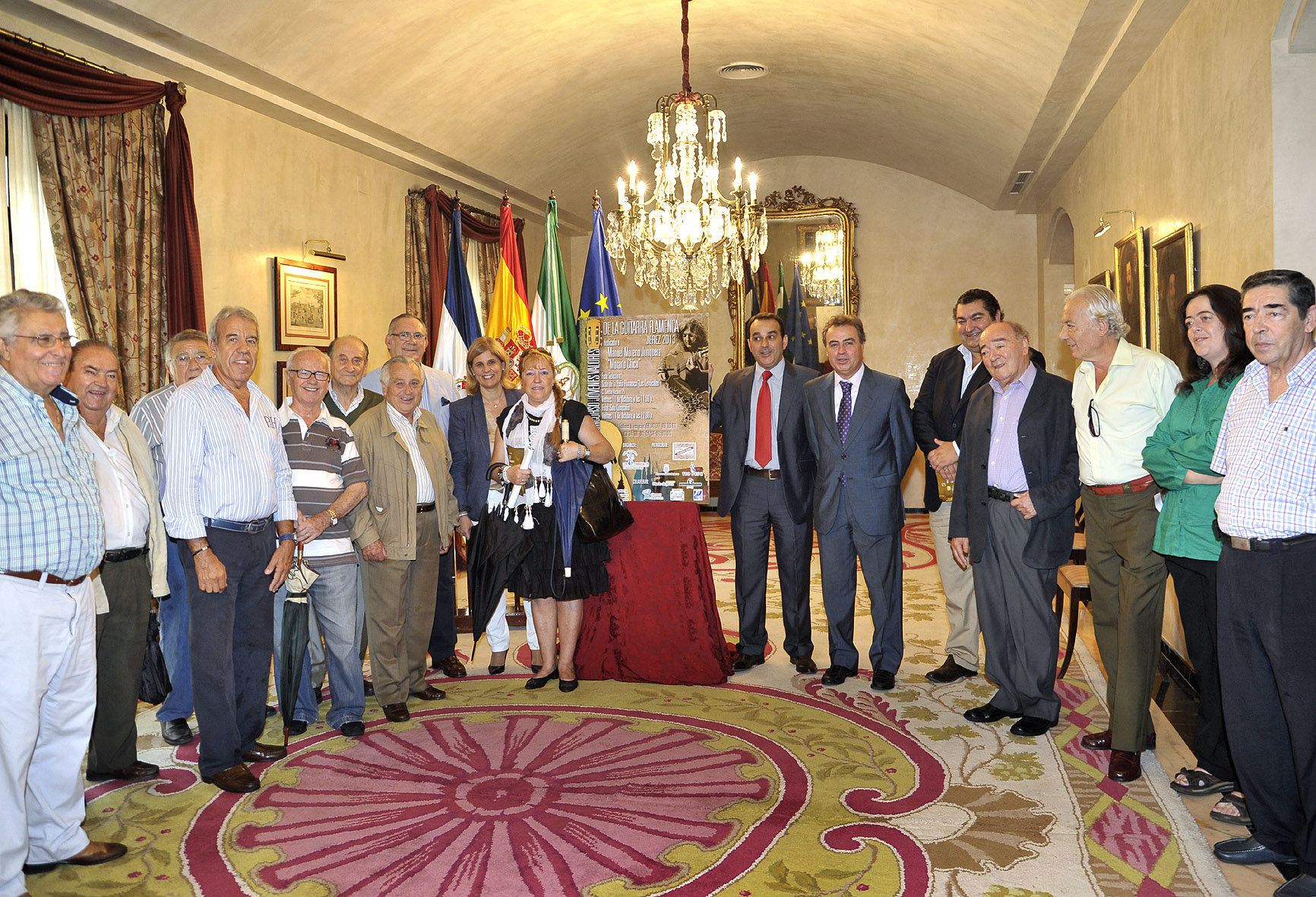 Los asistentes a la presentación, junto a la alcaldesa
