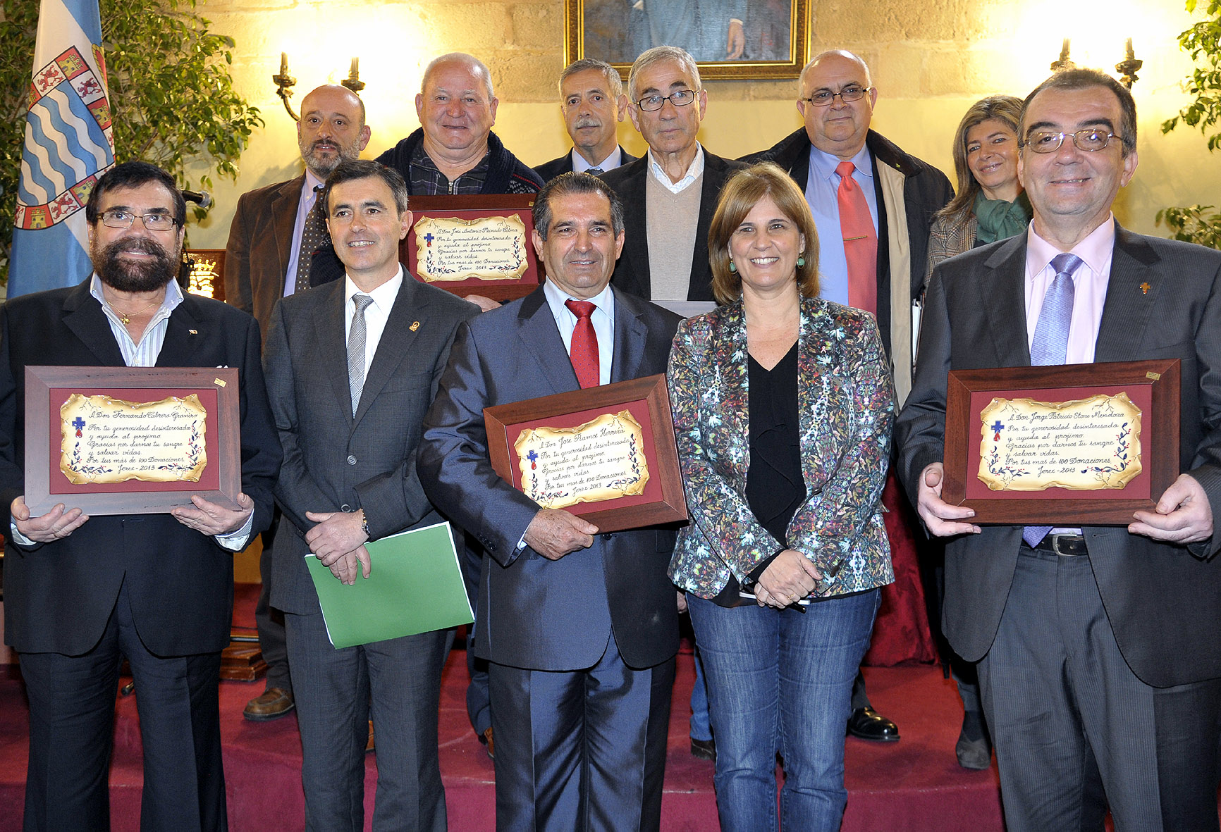 La alcaldesa, con las personas homenajeadas