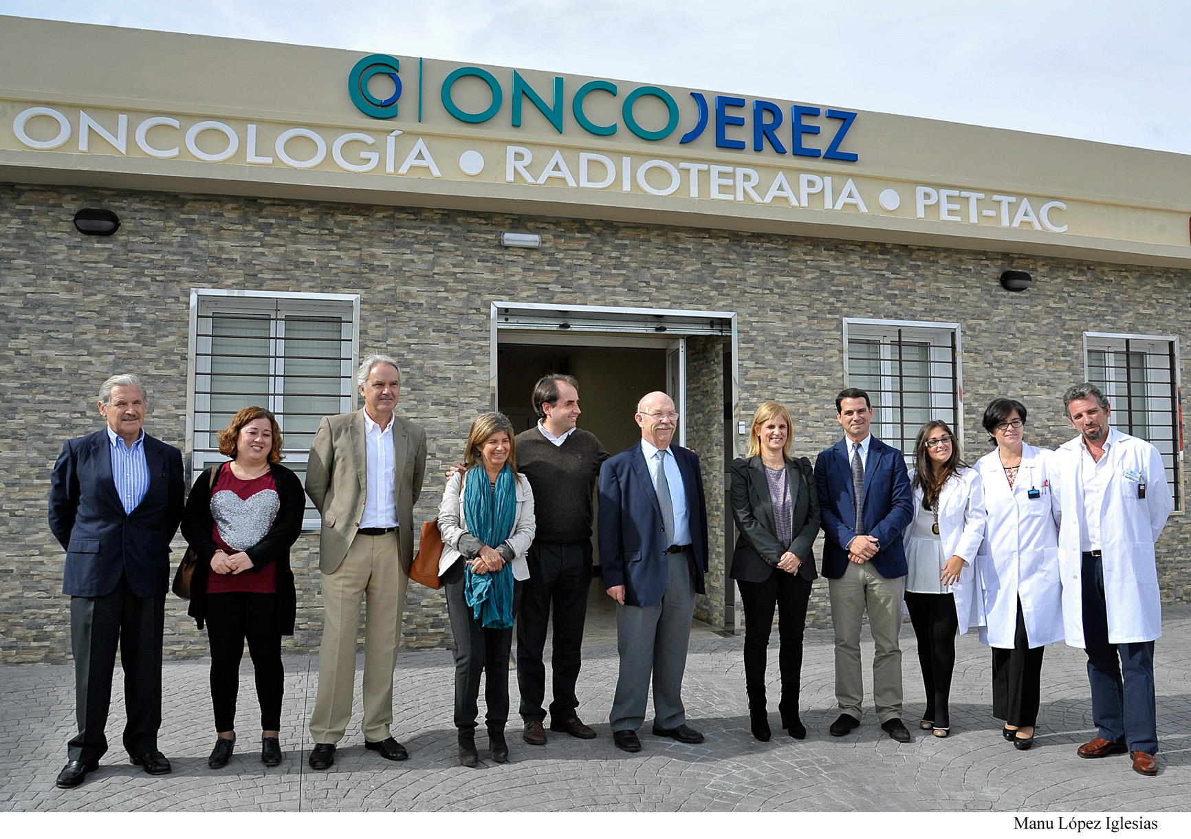 La alcaldesa, junto a representantes de la clínica y miembros del gobierno municipal