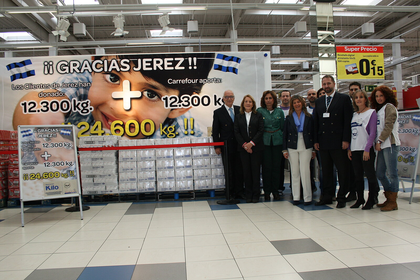 Representantes de la Fundación Carrefour junto a la delegada de Bienestar Social