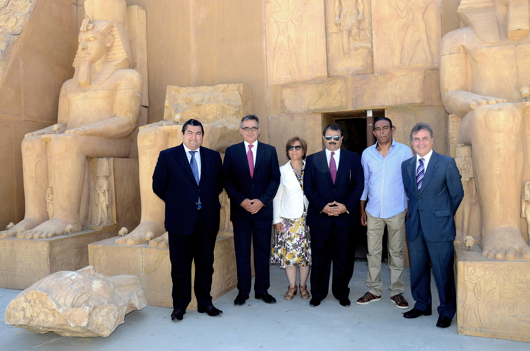 Los delegados, junto al embajador y otros visitantes