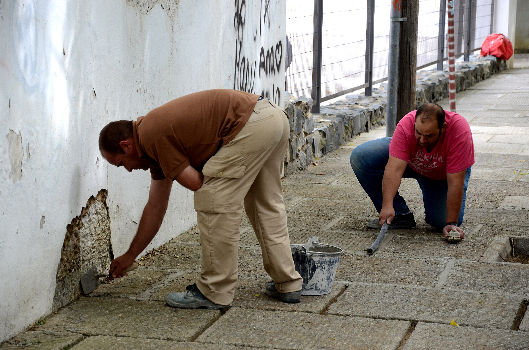 Operarios trabajando en la reparacion de acerado