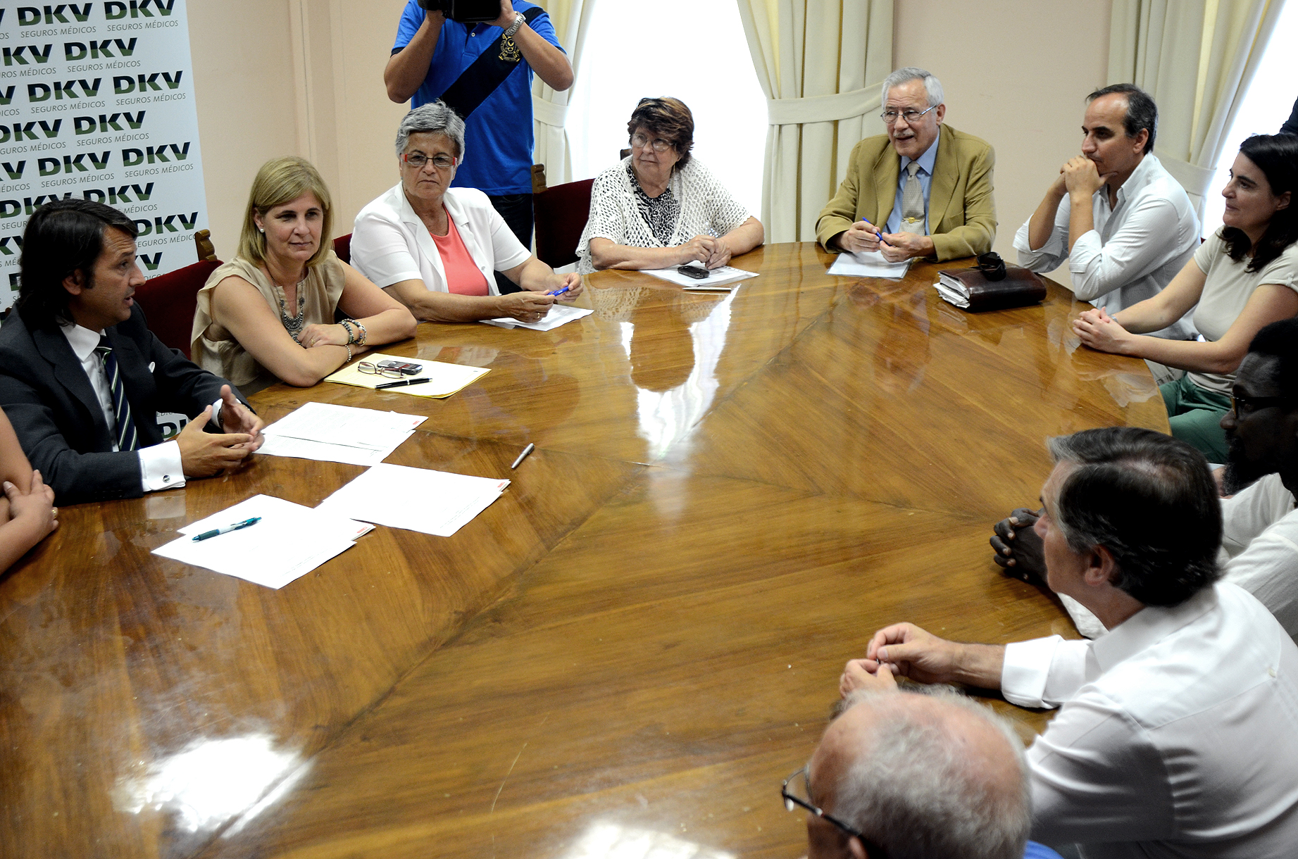 La alcaldesa, junto a directivos de DKV, representantes de las asociaciones y delegados