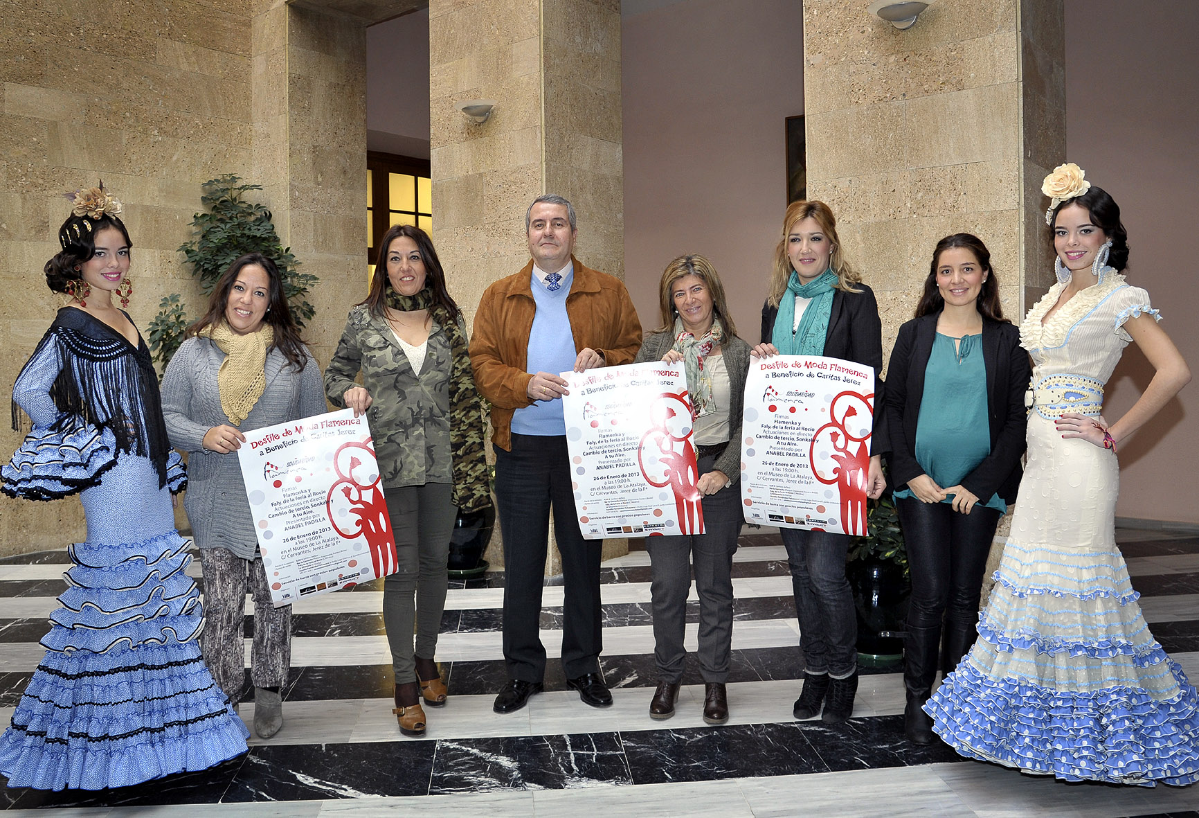 La delegada Isabel Paredes, junto a los representantes de Cáritas y de Unomásuno