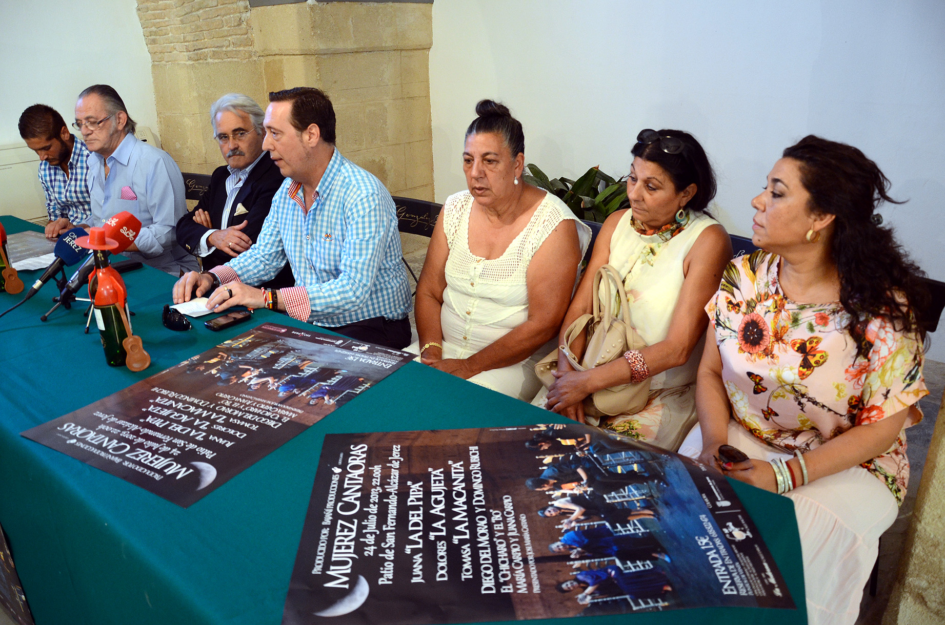 Las artistas, durante la presentación del acto