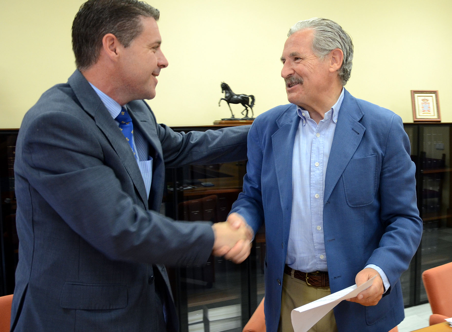 Racero y Cáliz tras la firma del nombramiento