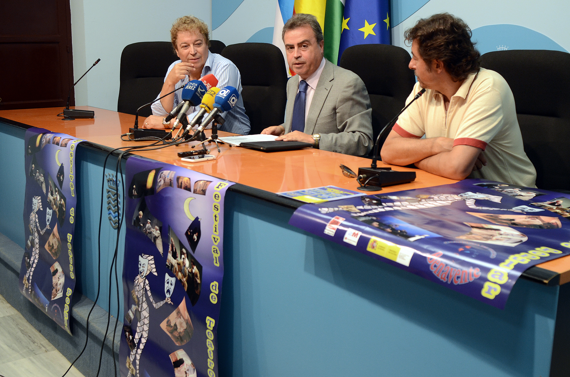 Antonio Real con los representantes de la Compañía Benavente