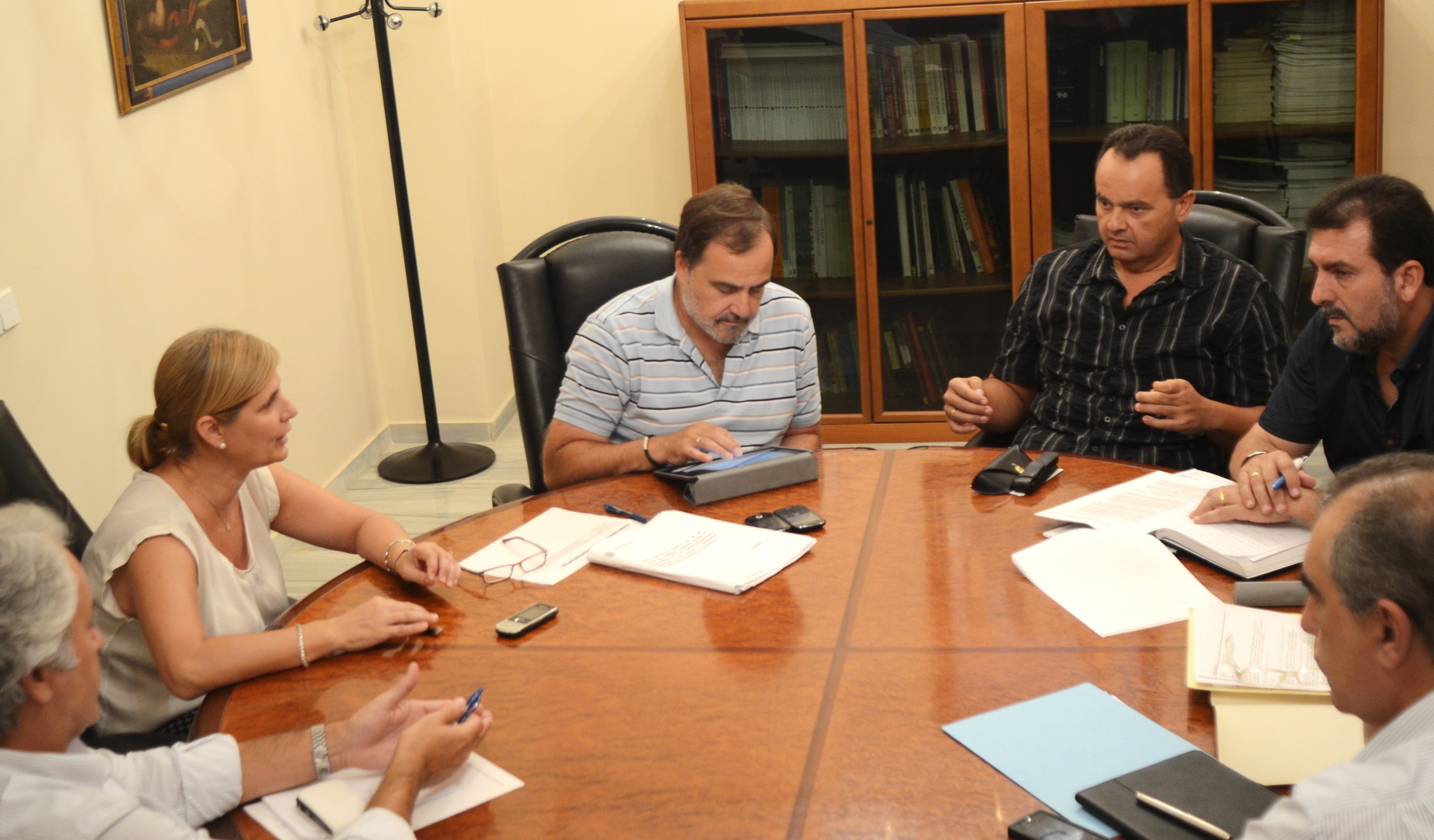Imagen de la reunión de la alcaldesa con el comité de Urbanos Amarillos