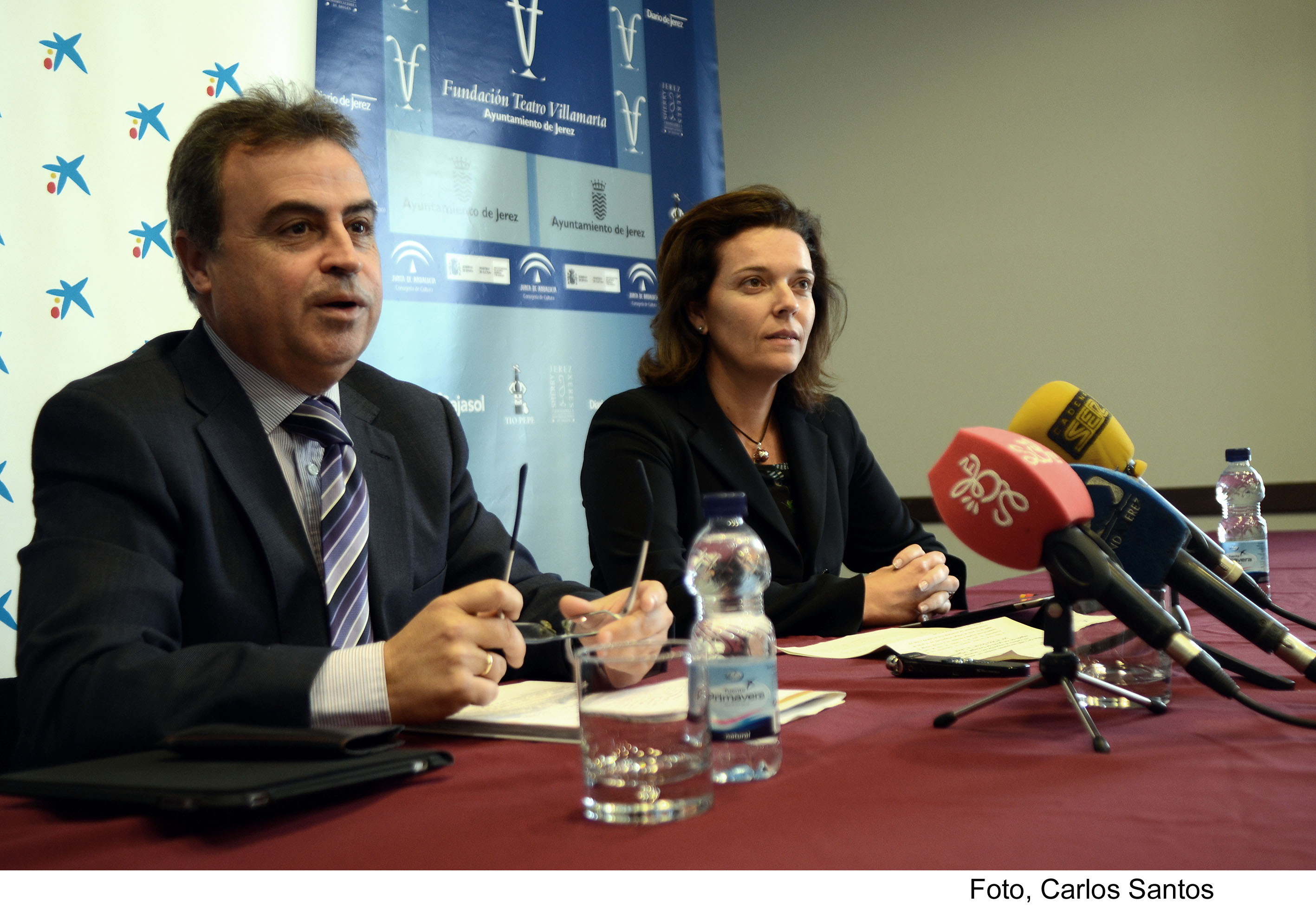 El delegado de Turismo, Cultura y Fiestas, junto a la directiva de La Caixa