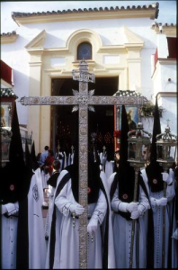 imagen de nazarenos y cruz de guia de la hermandad de la Coronación